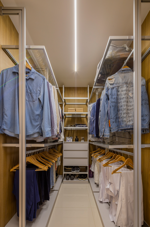 Closet Funcional: Cabideiros Deslizantes e Organizadores Transparentes - detalhe
